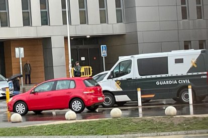 Dispositivo de la Guardia Civil en el Hospital de León. DL