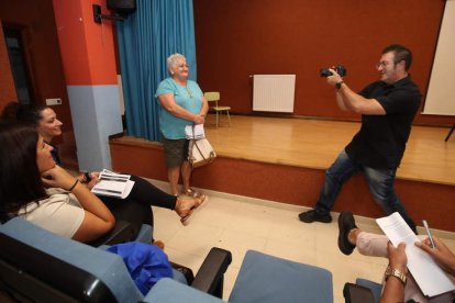 El director de fotografía y una participante en el proceso de selección de actores en Páramo del Sil. L. DE LA MATA
