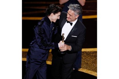 Taika Waititi se abraza con Timothee Chalamet despues de ganar el Oscar al mejor guión adaptado por Jojo Rabbit. ETIENNE LAURENT