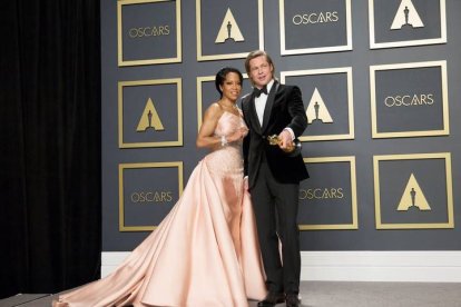 Brad Pitt (d) posa en la sala de prensa con su premio Oscar al Mejor Actor de Reparto. ARMANDO ARORIZO