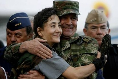 La «Operación Jaque», puesta en marcha por el Ejército después infiltrarse en la cúpula de las Fuerzas Armadas Revolucionarias de Colombia (FARC), culminó poco después del mediodía de hoy con el rescate del grupo de quince secuestrados, entre ellos Ingrid Betancourt.En la imagen, la ex candidata presidencial abraza al comandante del Ejército de Colombia.