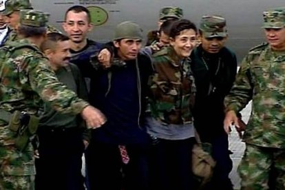 Betancourt, los estadounidenses Thomas Howes, Keith Stansell y Marc Gonsalves, así como once policías y militares, algunos de los cuales llevaban más de diez años en poder de las FARC, fueron recogidos en un helicóptero en una remota localidad entre los departamentos selváticos de Guaviare y Vaupés (sureste).