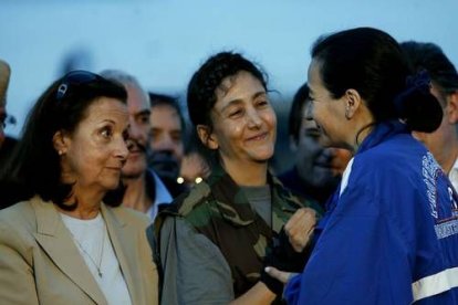 En la operación «Jaque» los militares infiltrados convencieron a los encargados de la custodia de los cautivos, de reunirlos en un grupo para trasladarlos ante el jefe de las FARC. En la imagen, Ingrid abraza a Clara Rojas, secuestrada con ella y liberada hace unos meses.