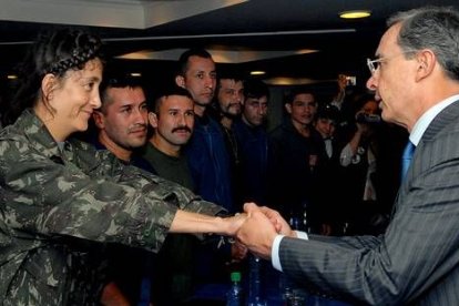 Ingrid Betancourt se abraza con el presidente colombiano, Álvaro Uribe. Ingrid elogió la política de seguridad de Uribe, muchas veces criticada por su madre, Yolanda Pulecio, durante su cautiverio.