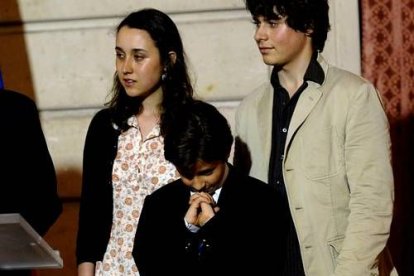 Los hijos de Ingrid, melanie y Lorenzo, junto a su sobrino (delante) en Francia. Melanie aseguró emocionada que empieza «a vivir el momento más bello de mi vida».