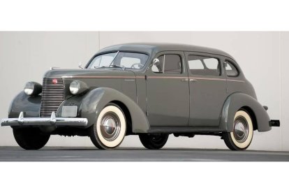Studebaker Commander de 1938 como el Brindis Álvarez logró comprarle de segunda mano a un torero de Salamanca y con el que circuló por Ponferrada a finales de los años cincuenta. El torero había alargado el auto americano para darle 10 plazas y viajar con toda su cuadrilla por los ruedos. Aquel coche mítico de la Ciudad del Dólar consumía 28 litros cada cien kilómetros y además del depósito de 100 litros hubo que colocarle otro en el techo de 58 litros porque no llegaba a las gasolineras. DL