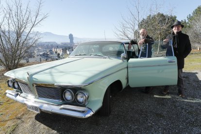 Henry y Julio Álvarez, hijos de Brindis, posan a las puertas de Ponferrada junto un enorme Imperial, marca en la órbita de Chrysler, del año 1962, restaurado por el coleccionista local Julio César Alonso Malvís. L. DE LA MATA
