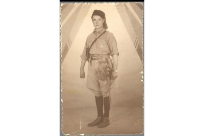 Brindis Álvarez hacía la mili en los regulares de Marruecos a los 18 años cuando Franco se sublevó contra la República. Le tocó el bando rebelde, pero no llegó a pegar ni un solo tiro durante la guerra porque sabía escribir a máquina y era más útil en las oficinas. CORTESÍA FAMILIA ÁLVAREZ