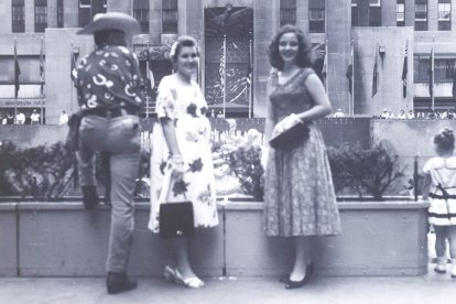Curiosa imagen de Rosario Fernández embarazada (en el centro) junto a la mujer de su primo Enrique, la norteamericana Olivia, en el Rockefeller Center de Manhattan en 1958. El 'cowboy de medianoche' se les arrimó, pero no iba con ellas. Olivia vive hoy en Villadepalos, de donde era su marido, enrolado en el Ejército estadounidense en la Guerra de Corea. CORTESÍA FAMILIA ÁLVAREZ