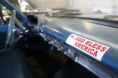 Un detalle muy americano del interior del Imperial. 'Dios bendiga América' dice la pegatina. L. DE LA MATA