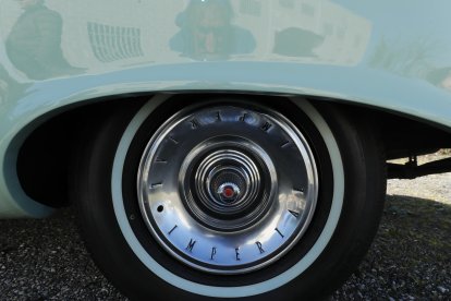 Julio César Alonso ha restaurado con mimo el Imperial de 1962 con el que todavía circula por las carreteras del Bierzo y de vez en cuando por las calles de Ponferrada. L. DE LA MATA