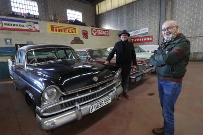 Julio y Henry Álvarez junto un Chrysler Royal fabricado en Australia, y con el volante a la derecha, también propiedad de Julio César Alonso. L. DE LA MATA