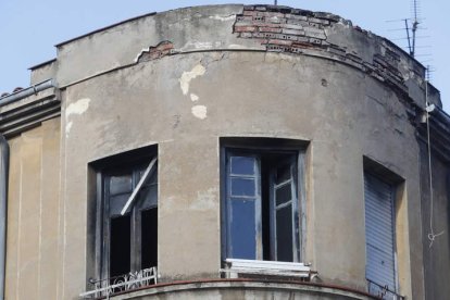 El edificio de Laureano Díez Canseco es un peligro. RAMIRO