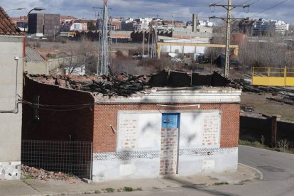 Casa quemada en Armunia, que sigue en pie. RAMIRO