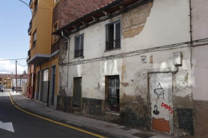 Edificación tapiada junto al Espolón. RAMIRO