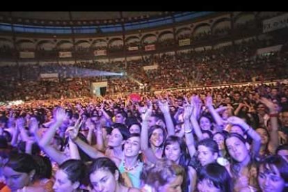 Pocas veces se ha podido ver la plaza de toros de León tan abarrotada.