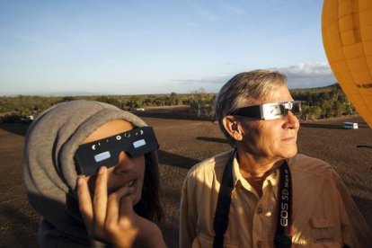 Preparados con gafas especiales para ver el eclipse. AP