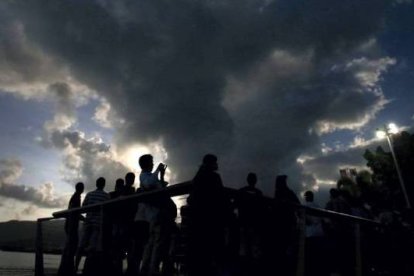 Los turistas observando el cielo, en Clairns. TIM WIMBORNE | REUTERS