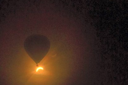 Un globo aerostático, en el cielo eclipsado de Queensland (Australia). David Barker | AP
