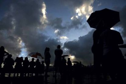 El cielo encapotado presencia el eclipse. TIM WIMBORNE | REUTERS