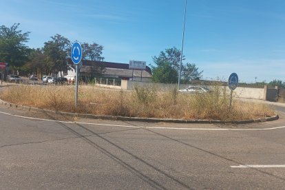 Rotonda en la avenida de San Froilán, en Puente Castro, que da acceso al cementerio. DL