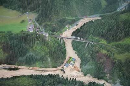 Cada vez más territorios se encuentran bajo el agua sin que las previsiones meteorológicas den pie a divisar un alivio de la dramática situación.