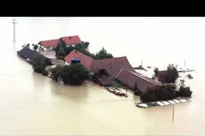 En la región de Garmisch se ha evacuado Eschenlohe después de que el agua superara los niveles récord de la crecida de 1999.