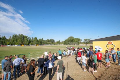 La gente se congregó en el campo de fútbol. MIGUEL F. B.
