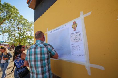 Uno de los participantes mira el cartel con el reparto de las parcelas. MIGUEL F. B.