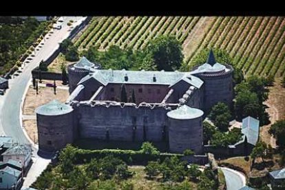 San Nicolás el Real, el convento de la Anunciada, San Lázaro, San Francisco y el castillo-palacio completan un riquísimo y envidiable patrimonio histórico