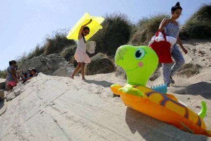 Turistas en una duna de la playa de Utah, cerca de La Madeleine, el año pasado.