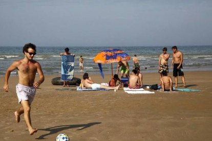 Juegos veraniegos en la playa de Omaha cerca de Vierville sur Mer, en el 2013.