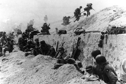 Soldados en una duna de la playa de Utah, cerca de La Madeleine, en 1944.