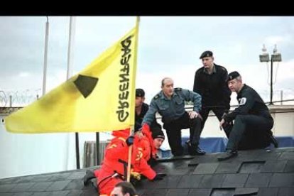 Cuatro lanchas de la organización se aproximaron al Tireless consigueron subir a la cubierta del submarino nuclear, en donde desplegaron pancartas en contra de la existencia de este tipo de naves.