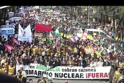 El 20 de Enero del 2001 se manifestaron por las calles de Algeciras cerca de 80.000 personas en contra de la estancia en Gibraltar del submarino britanico.