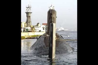 El 7 de Mayo del 2001,  el 'Tireless', abandona Gibraltar.  Varias decenas de personas se reunieron en el muelle para despedirlo, con banderas inglesas, champan y una pacarta deseandole buena suerte en el arranque.
