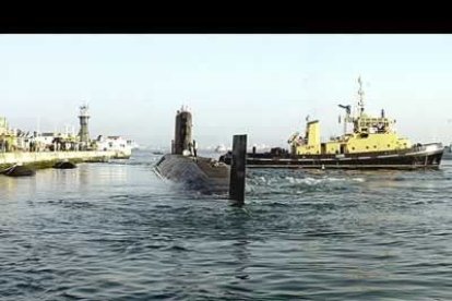 La avería había sido reparada. Dos remolcadores empujaron al submarino que salió con rumbo desconocido, impulsado por su propia energía.