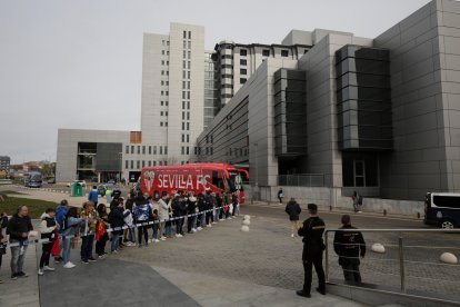 Llegada de los jugadores del Sevilla FC a León. FERNANDO OTERO