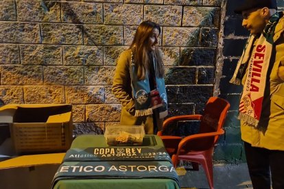 Venta de bufandas conmemorativas a la puerta del estadio. M. Á. TRANCA