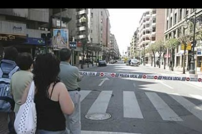 Dos individuos entraron a las dos de la tarde, del pasado 7 de junio, armados con sendas pistolas en la oficina que Deutsche Bank tiene en el número catorce de Gran Vía de San Marcos y encerraron a los cuatro trabajadores de la sucursal en la cámara de seguridad del sótano, donde permanecieron durante seis horas. Mientras, los delincuentes robaron el dinero de la cámara de la planta baja y de las cajas de ventanilla, y cinco minutos después ya se habían fugado. El centro de León estuvo fuertemente acordonado, la espectación era máxima.