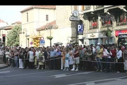 Fueron los guardias jurado de Prosegur quienes pusieron en alerta a los agentes, ya que cuando realizaban la ruta para recoger el dinero se dieron cuenta de que sucedía algo raro, y tras dar dos vueltas a los alrededores de la oficina, como marca el protocolo, avisaron a las autoridades policiales a las 14.40, -cuarenta minutos después del robo-, quienes procedieron a acordonar la zona desde Santo Domingo hasta la Inmaculada y a taponar todas las salidas naturales de la avenida para garantizar la seguridad de los cientos de curiosos que se acercaron hasta el lugar de los hechos para presenciar el desenlace de los acontecimientos.