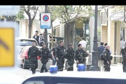 Las sospechas de que en el interior de las instalaciones no había ya ninguno de los delincuentes fue un factor clave para que los geos intervinieran. Pero ésto no fue hasta las 19.20 horas, momento en el que siete miembros de este cuerpo policial entraron por la fuerza en la sucursal y, tras inspeccionar el recinto, encontraron a los rehenes encerrados en un cuarto.