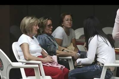 A medida que pasaba la tarde, los familiares del personal bancario estaban cada vez más nerviosos, ante la ausencia de noticias del interior, ya que los agentes intentaron durante todo este tiempo comunicar con la sucursal, pero en ninguna de las ocasiones lo consiguieron. Ante esta situación, Protección Civil envió a dos de sus psicólogos para atender a los familiares que presentaban cuadros de ansiedad.