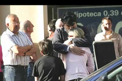 Después de encontrarse con sus seres queridos y de prestar declaración ante las autoridades, los trabajadores secuestrados pudieron salir del banco en perfecto estado de salud.