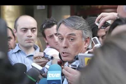 El subdelegado del Gobierno en León, Francisco Álvarez, fue el primero de las autoridades civiles en llegar hasta el lugar de los hechos. A las tres y media de la tarde el representante gubernamental acudió hasta la avenida de Gran Vía de San Marcos para presenciar en primera persona el devenir de los acontecimientos. Después de más de cinco horas de cautiverio, los agentes liberaron a los empleados y comprobaron que los dos atracadores habían huido al poco tiempo de irrumpir en la entidad.