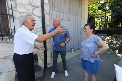 Rogelio González y Encarna García hablan con el alcalde de Puente, Julio Arias, en su casa de San Pedro de Trones. FOTO ANA F. BARREDO