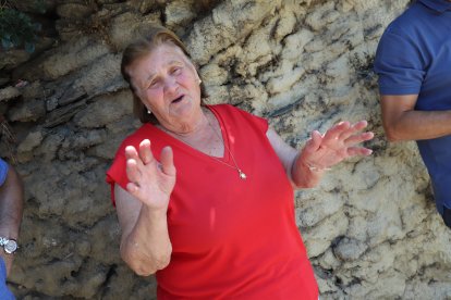 'Si me tiran una cerilla ardo yo también', rememora en San Pedro de Trones María Teresa Fernández. FOTO ANA F. BARREDO