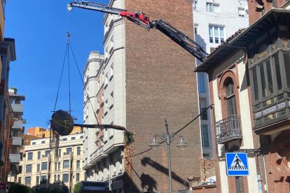 Momento de la retirada de las tres palmeras del edificio neomudéjar. RAMIRO