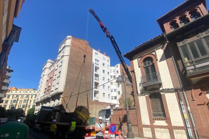 Momento de la retirada de las tres palmeras del edificio neomudéjar. RAMIRO