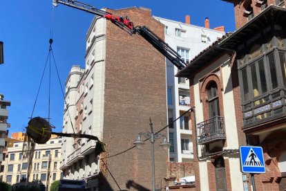 Momento de la retirada de las tres palmeras del edificio neomudéjar. RAMIRO